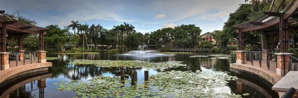 Bir havuz ve Çeşme Bahçe umut ve cesaret memorial Bahçe ve kutsal Naples, Florida, üzerinde mavi gökyüzü.