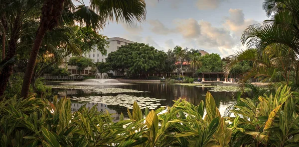 Bir havuz ve Çeşme Bahçe umut ve cesaret memorial Bahçe ve kutsal Naples, Florida, üzerinde mavi gökyüzü.