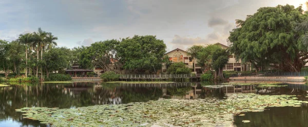 Bir havuz ve Çeşme Bahçe umut ve cesaret memorial Bahçe ve kutsal Naples, Florida, üzerinde mavi gökyüzü.