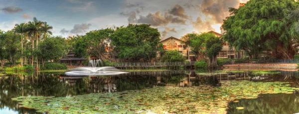 Bir su birikintisi Bahçe umut ve cesaret memorial Bahçe ve kutsal Naples, Florida, günbatımında bakan.