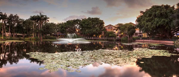 Bir su birikintisi Bahçe umut ve cesaret memorial Bahçe ve kutsal Naples, Florida, günbatımında bakan.