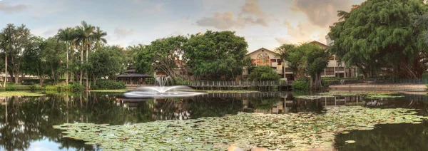 Bir su birikintisi Bahçe umut ve cesaret memorial Bahçe ve kutsal Naples, Florida, günbatımında bakan.