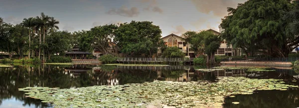 Bir su birikintisi Bahçe umut ve cesaret memorial Bahçe ve kutsal Naples, Florida, günbatımında bakan.