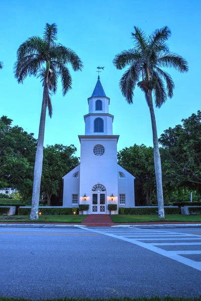那不勒斯 佛罗里达州 2018年6月29日 在佛罗里达州那不勒斯港皇家部分的海湾主教教堂的三位一体的夜晚 编辑使用 — 图库照片