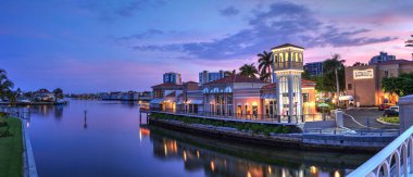 Naples, Florida, Amerika Birleşik Devletleri - 14 Temmuz 2018: Sunset Venedik Körfezi Naples, Florida köyün renkli mağazaları üzerinden. Editoryal kullanım.