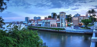 Naples, Florida, Amerika Birleşik Devletleri - 14 Temmuz 2018: Sunset Venedik Körfezi Naples, Florida köyün renkli mağazaları üzerinden. Editoryal kullanım.