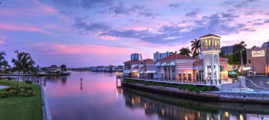 Naples, Florida, Amerika Birleşik Devletleri - 14 Temmuz 2018: Sunset Venedik Körfezi Naples, Florida köyün renkli mağazaları üzerinden. Editoryal kullanım.