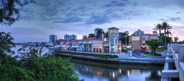 Naples, Florida, Amerika Birleşik Devletleri - 14 Temmuz 2018: Sunset Venedik Körfezi Naples, Florida köyün renkli mağazaları üzerinden. Editoryal kullanım.