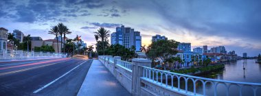 Venedik Körfezi Naples, Florida köyün renkli mağazaları güneşin batışını yükselir gibi yolda araba ışık rotaları