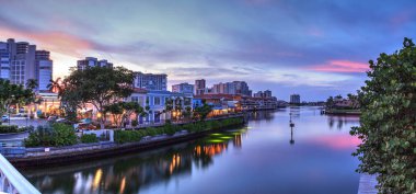 Venedik Körfezi Naples, Florida köyün renkli mağazaları üzerinden pembe günbatımı