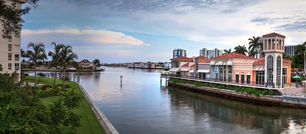 Cielo Azul Sobre Las Coloridas Tiendas Del Village Venetian Bay — Foto de Stock