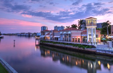 Venedik Körfezi Naples, Florida köyün renkli mağazaları üzerinden pembe günbatımı