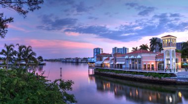 Venedik Körfezi Naples, Florida köyün renkli mağazaları üzerinden pembe günbatımı