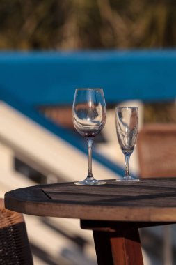 Boş bardak şarap ve şampanya flüt Florida sahilde bir tablo.