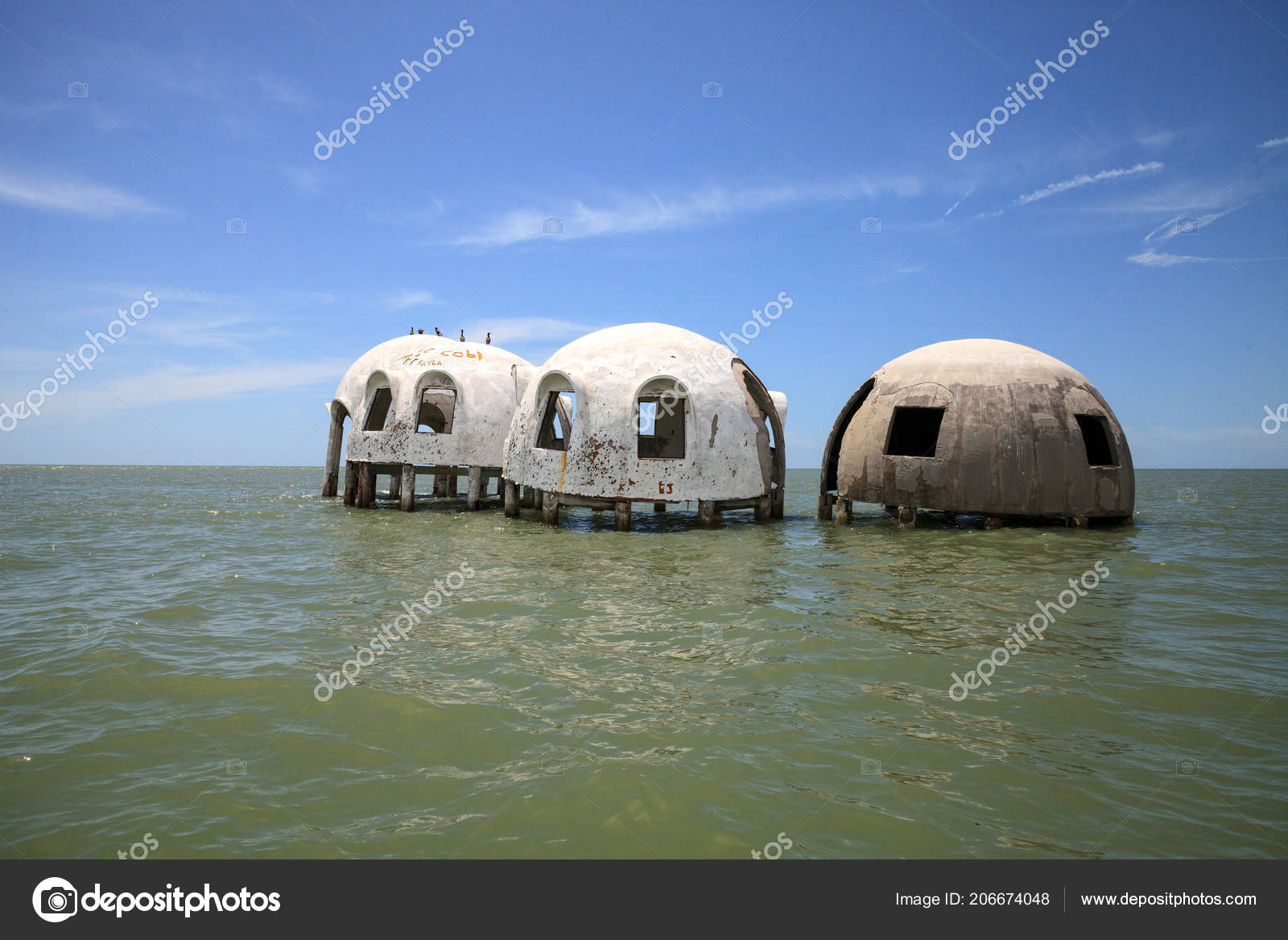 Blue Sky Cape Romano Dome House Ruins Gulf Coast Florida – Stock Editorial  Photo © stephstarr9363@gmail.com #206674048