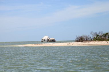 Gulf Coast Florida Cape Romano kubbe evi harabeye üzerinde mavi gökyüzü