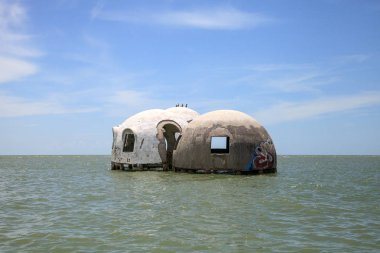 Gulf Coast Florida Cape Romano kubbe evi harabeye üzerinde mavi gökyüzü