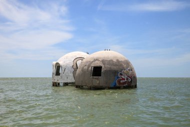 Gulf Coast Florida Cape Romano kubbe evi harabeye üzerinde mavi gökyüzü