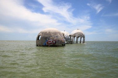Gulf Coast Florida Cape Romano kubbe evi harabeye üzerinde mavi gökyüzü