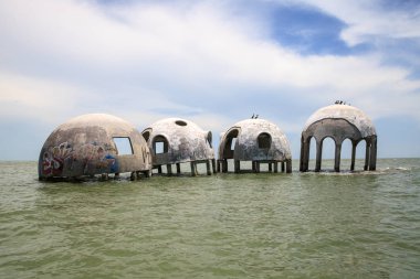 Gulf Coast Florida Cape Romano kubbe evi harabeye üzerinde mavi gökyüzü