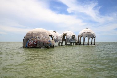 Gulf Coast Florida Cape Romano kubbe evi harabeye üzerinde mavi gökyüzü
