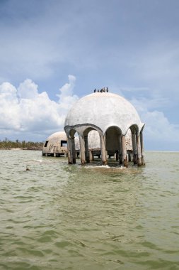 Gulf Coast Florida Cape Romano kubbe evi harabeye üzerinde mavi gökyüzü