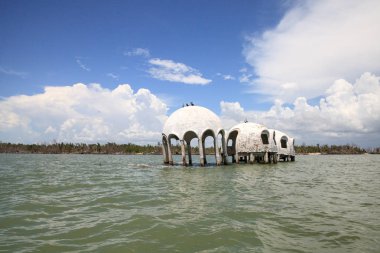 Gulf Coast Florida Cape Romano kubbe evi harabeye üzerinde mavi gökyüzü