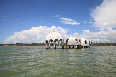 Gulf Coast Florida Cape Romano kubbe evi harabeye üzerinde mavi gökyüzü