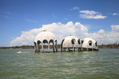 Gulf Coast Florida Cape Romano kubbe evi harabeye üzerinde mavi gökyüzü