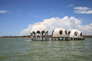 Gulf Coast Florida Cape Romano kubbe evi harabeye üzerinde mavi gökyüzü