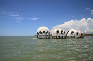 Gulf Coast Florida Cape Romano kubbe evi harabeye üzerinde mavi gökyüzü
