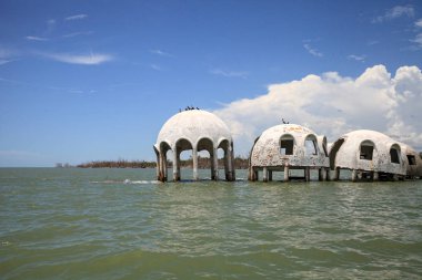 Gulf Coast Florida Cape Romano kubbe evi harabeye üzerinde mavi gökyüzü
