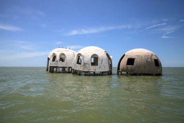 Gulf Coast Florida Cape Romano kubbe evi harabeye üzerinde mavi gökyüzü