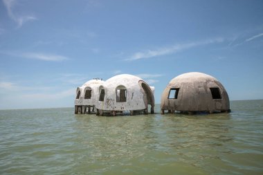 Gulf Coast Florida Cape Romano kubbe evi harabeye üzerinde mavi gökyüzü