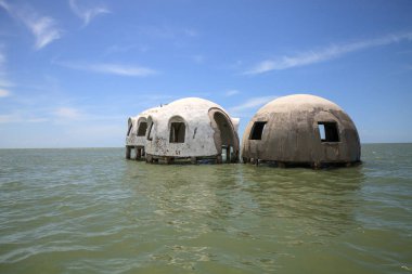 Gulf Coast Florida Cape Romano kubbe evi harabeye üzerinde mavi gökyüzü
