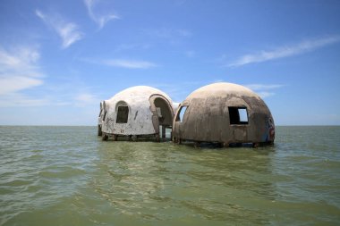 Gulf Coast Florida Cape Romano kubbe evi harabeye üzerinde mavi gökyüzü