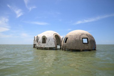 Gulf Coast Florida Cape Romano kubbe evi harabeye üzerinde mavi gökyüzü