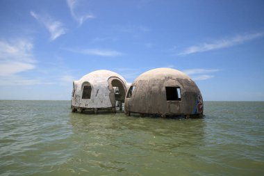 Gulf Coast Florida Cape Romano kubbe evi harabeye üzerinde mavi gökyüzü