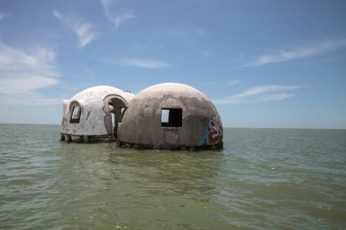 Gulf Coast Florida Cape Romano kubbe evi harabeye üzerinde mavi gökyüzü