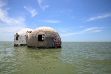 Gulf Coast Florida Cape Romano kubbe evi harabeye üzerinde mavi gökyüzü