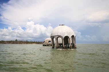 Gulf Coast Florida Cape Romano kubbe evi harabeye üzerinde mavi gökyüzü