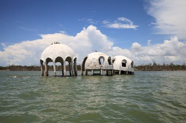 Gulf Coast Florida Cape Romano kubbe evi harabeye üzerinde mavi gökyüzü