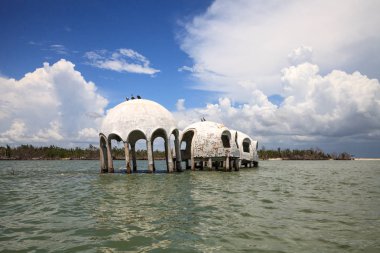 Gulf Coast Florida Cape Romano kubbe evi harabeye üzerinde mavi gökyüzü