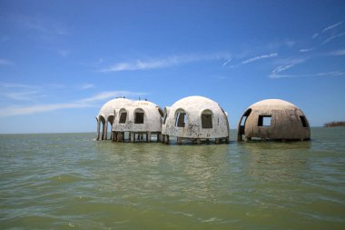 Gulf Coast Florida Cape Romano kubbe evi harabeye üzerinde mavi gökyüzü