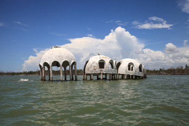 Gulf Coast Florida Cape Romano kubbe evi harabeye üzerinde mavi gökyüzü