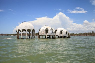Gulf Coast Florida Cape Romano kubbe evi harabeye üzerinde mavi gökyüzü