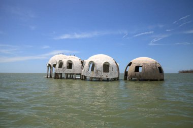 Gulf Coast Florida Cape Romano kubbe evi harabeye üzerinde mavi gökyüzü