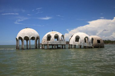 Gulf Coast Florida Cape Romano kubbe evi harabeye üzerinde mavi gökyüzü