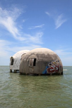 Gulf Coast Florida Cape Romano kubbe evi harabeye üzerinde mavi gökyüzü