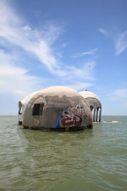 Cape Romano kubbe ev kalıntıları üzerinde mavi gökyüzü